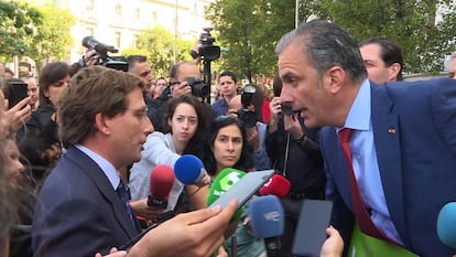 El alcalde de Madrid, José Luis Martínez-Almeida (izquierda), se encara con el portavoz de Vox en el Consistorio, Javier Ortega Smith, durante el homenaje a una víctima de la violencia machista.