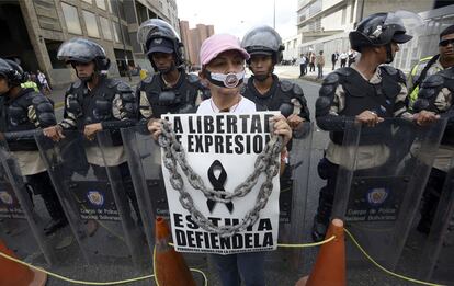 Trabajadores de la prensa venezolana secundados por dirigentes de la oposición marcharon en Caracas en defensa de sus puestos de trabajo, que consideran en peligro debido al atraso en la entrega de divisas por parte del Ejecutivo de Nicolás Maduro para importar papel periódico.