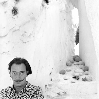 Retrato de Agnès Varda a Dalí en Portlligat en un viaje de 1955.