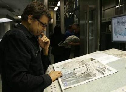 El artista Chema Alvargonzález observa su obra en los talleres de EL PAÍS.