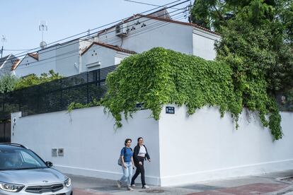 Dos jóvenes pasean por la Colonia Parque Metropolitano.