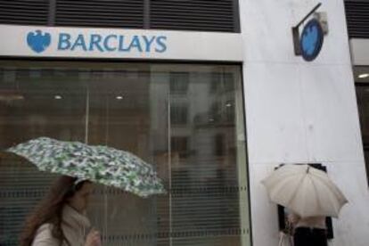 Una sucursal del banco Barclays en Londres, Reino Unido. EFE/Archivo , hoy, lunes 2 de julio de 2012. El presidente del Barclays, Marcus Agius, presentó hoy su dimisión y pidió disculpas tras el escándalo por las manipulaciones de los tipos de interés interbancarios, confirmó hoy la institución bancaria británica en un comunicado. EFE/Karel Prinsloo