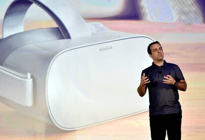 Hugo Barra, vicepresidente de realidad virtual en Facebook, presenta las Oculus el pasado día 8 en Las Vegas.