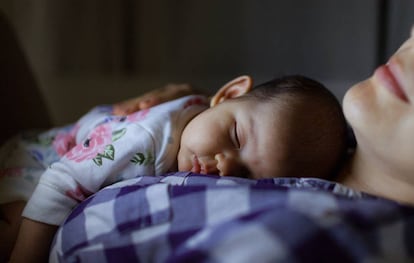 Un bebé descansa sobre el pecho de su madre.