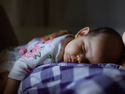 Un bebé descansa sobre el pecho de su madre.