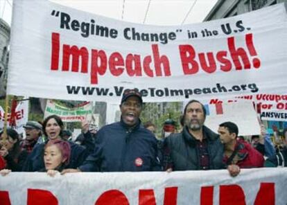 En Filadelfia, una de las ciudades de EEUU en las que se protestó por el ataque contra Irak, los manifestantes exhiben una pancarta pidiendo que Bush sea destituido.