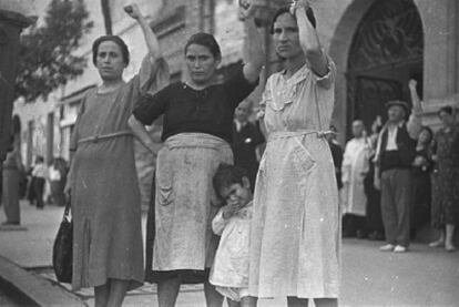 Una de las imágenes halladas en la 'Maleta mexicana', tomada por Gerda Taro durante el cortejo funerario del general Pavol Lukács en Valencia en 1937. © International Center of Photography
