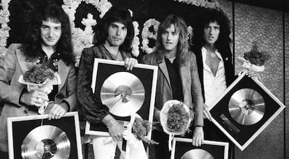 La banda Queen recoge un Disco de oro en 1985.