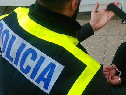 Un polic&iacute;a muestra el machete incautado a un detenido.