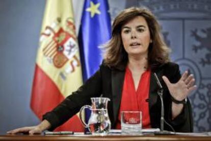 La vicepresidenta del Gobierno, Soraya Sáenz de Santamaría, durante la rueda de prensa que ha ofrecido tras la reunión del Consejo de Ministros, hoy en el Palacio de la Moncloa.