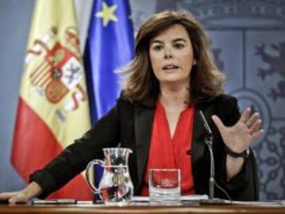 La vicepresidenta del Gobierno, Soraya Sáenz de Santamaría, durante la rueda de prensa que ha ofrecido tras la reunión del Consejo de Ministros, hoy en el Palacio de la Moncloa.