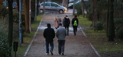 Un grupo de trabajadores se marcha a casa después de "fichar" la entrada.