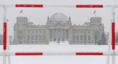 La nieve cubre el Reichstag, en Berlín.