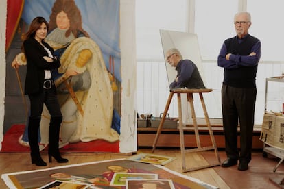 Fernando Botero en su estudio, junto a su hija, Lina.