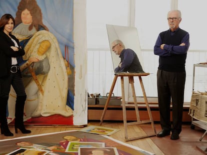 Fernando Botero en su estudio, junto a su hija, Lina.