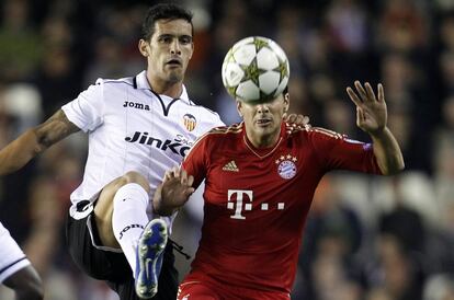 Pizarro trata de llevarse el balón ante Ricardo Costa.