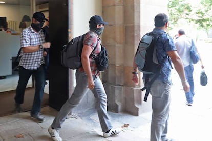 Agentes de la Guardia Civil de paisano salen del Parlament.