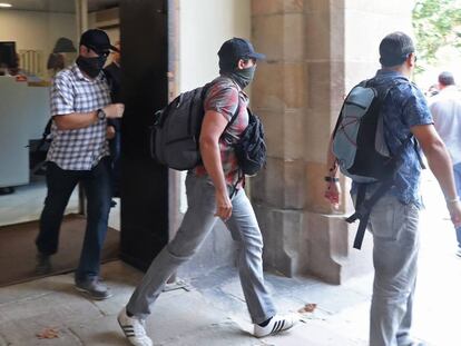 Agentes de la Guardia Civil de paisano salen del Parlament.