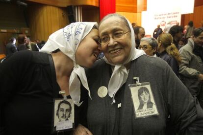 Carla Art&eacute;s, nieta recuperada por las Abuelas de Plaza de Mayo, besa a su abuela, durante un acto de apoyo al juez Baltasar Garz&oacute;n en Madrid en 2010.