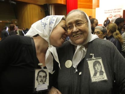 Carla Art&eacute;s, nieta recuperada por las Abuelas de Plaza de Mayo, besa a su abuela, durante un acto de apoyo al juez Baltasar Garz&oacute;n en Madrid en 2010.