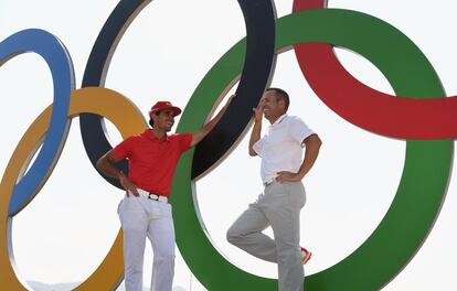 Los españoles Sergio Garcia y Rafa Cabrera-Bello posan junto a los anillos olímpicos.