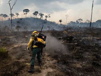 Un bombero lucha contra el fuego en un área rural amazónica, en el norte de Brasil, a principios de septiembre.