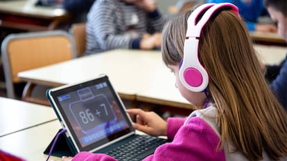 Alumna de un centro de Educación Primaria de Torelló (Barcelona) utilizando la aplicación de intervención en la asignatura de matemáticas.