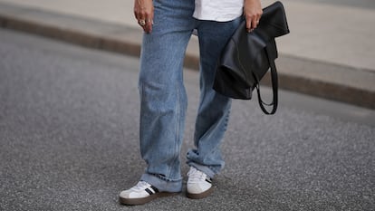 Artículo de EL PAÍS Escaparate sobre rebajas en zapatillas de marcas como Adidas, Nike y Columbia.