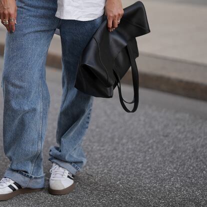 Artículo de EL PAÍS Escaparate sobre rebajas en zapatillas de marcas como Adidas, Nike y Columbia.