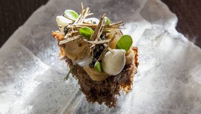 Plato de cebolla y algarrobo del restaurante El Invernadero, de Rodrigo de la Calle.