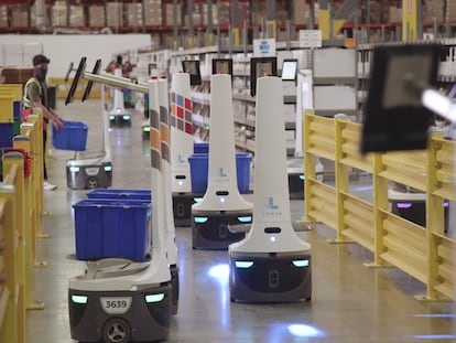 Robots automatizados de Locus Robotics en haciendo trabajos de logística