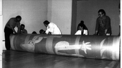 Los operarios del MoMA recogen el &#039;Guernica&#039; para su traslado a Madrid, el 9 de septiembre de 1981. 