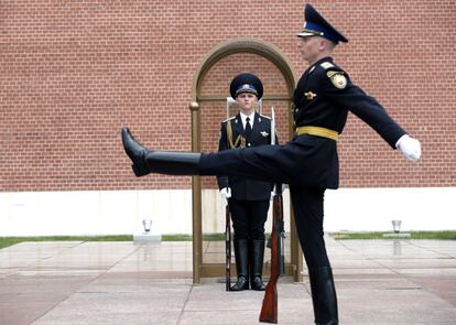 La guardia de honor del Kremlin ruso durante un cambio de guardia a las afueras del Kremlin, en Moscú (Rusia).