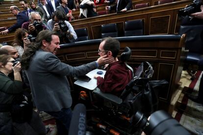 El líder de Unidas Podemos, Pablo iglesias, emocionado después de que Pedro Sánchez lograra este martes la confianza del Congreso para un nuevo mandato como presidente del Gobierno, al lograr una estrecha mayoría de 167 votos a favor, 165 en contra y 18 abstenciones, saluda a Pablo Echenique.