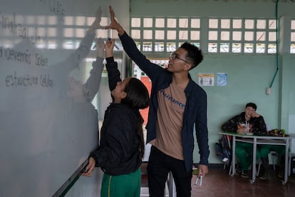 Hijo de una maestra rural de infantil y de un campesino, Hernán Legarda creció en una vereda, la de Guaitarilla, en el departamento de Nariño, en un entorno similar al que viven los niños a los que ahora enseña. “Cuando uno crece en este tipo de sectores y tiene la oportunidad de ir a la universidad, entiende la importancia de la docencia para mejorar su calidad de vida y transformar la sociedad”, asegura el licenciado en Biología por la Universidad de Caldas.