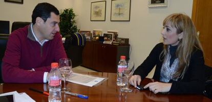 El presidente del PP andaluz, Juan Manuel Moreno, se reunió este viernes con la secretaria general de UGT en Andalucía, Carmen Castilla, para “analizar la situación política, económica y del empleo”, según informó el Partido Popular. El PP acordó “mantener abiertos los cauces de diálogos con el fin de recibir aportaciones que puedan ser incluidas en su programa electoral”.