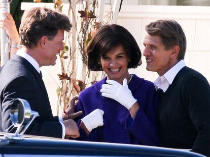 Katie Holmes (Jackie), rodeada de Greg Kinnear (JFK) y Barry Pepper (Bob Kennedy).