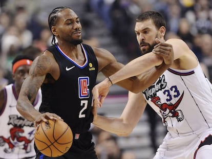 Kawhi Leonard se faja con Marc Gasol.