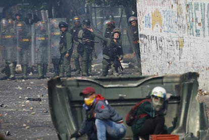 Un agente de la Guardia Nacional Bolivariana de Venezuela lanza gases contra los manifestantes que intentaban llevar ayuda humanitaria en Ureña, Venezuela, cerca de la frontera con Colombia.