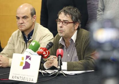 A la derecha, Paul Bilbao, secretario general de Kontseilua, en la rueda de prensa de esta mañana.