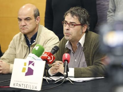 A la derecha, Paul Bilbao, secretario general de Kontseilua, en la rueda de prensa de esta mañana.