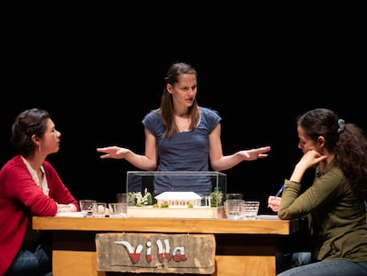 Una escena de la obra 'Villa', de Guillermo Calderón, con Carla Romero, Francisca Lewin y Macarena Zamudio.