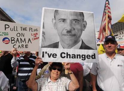 Una manifestante contraria a la reforma sanitaria porta una fotografía de Obama caracterizado como Hitler con la frase: "Yo he cambiado".