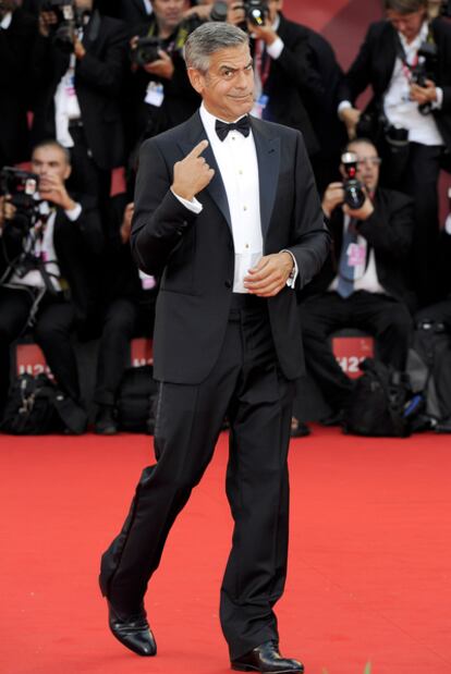 George Clooney bromea en la alfombra roja, antes de la proyección de su película.