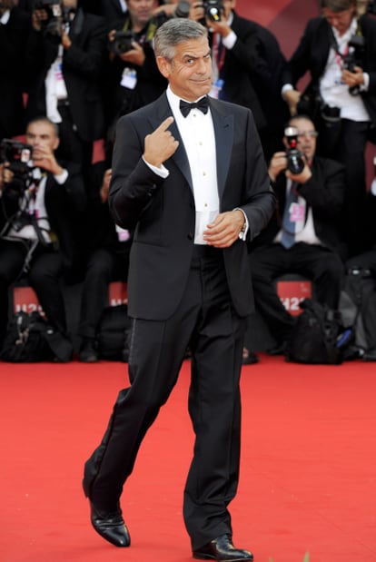 George Clooney bromea en la alfombra roja, antes de la proyección de su película.