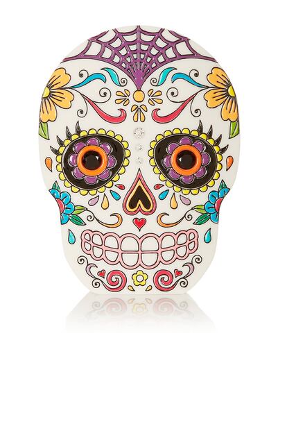 La clásica calavera mexicana se convierte en bolso de la mano de Charlotte Olympia (1.245 euros).