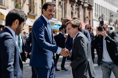 El alcalde de Madrid, José Luis Martínez-Almeida, recibe al emir de Qatar, Tamim bin Hamad al Thani, a su llegada al acto para entregarle la Llave de Oro de la Villa.