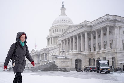 Washington, D.C., y las zonas circundantes se preparan para recibir hasta 12 pulgadas (30 cm) de nieve, y ya se han registrado importantes cortes de electricidad. 