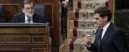 El presidente del Gobierno, Mariano Rajoy, observa en el Congreso al líder de Ciudadanos, Albert Rivera.