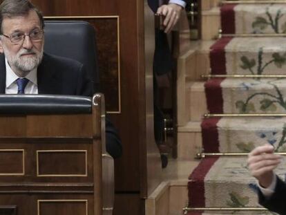 El presidente del Gobierno, Mariano Rajoy, observa en el Congreso al líder de Ciudadanos, Albert Rivera.